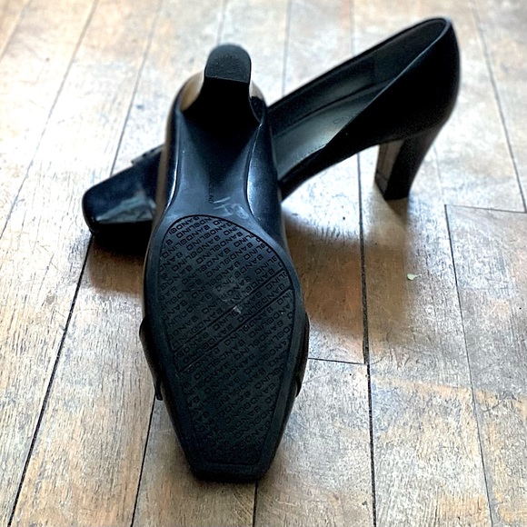 Bandolino pumps. Black leather. and patent leather. Size 8.5 M. - Picture 2 of 4